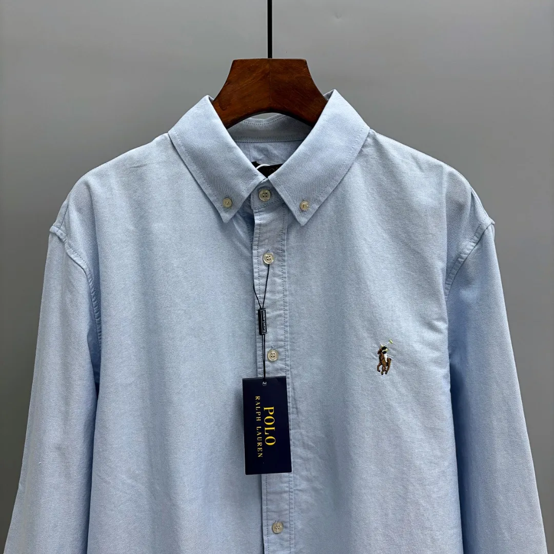 P210 Ralph Lauren/Ralph Lauren cotton oxford embroidered shirt uses 100% cotton oxford fabric. The unique texture of oxford is more textured than ordinary cotton shirts. The 100% cotton material makes it have good breathability. High fabric strength and good wear resistance. Comfortable to wear. Not easy to sweat. Loose fit. The upper body is three-dimensional. The lines are smooth and natural. From the shoulder line to the waistline to the hem, the line transition is smooth. There are no unnecessary folds or accumulations. The whole body is neat and stretched. The chest is embellished with the iconic pony embroidery. Simple but highly recognizable. The color transition of the embroidery thread is natural. The stitches are even and uniform in spacing and size. The stitches can also be connected naturally. The lines are smooth and not stiff. Size: S M L XL